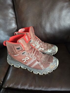 On Cloud Boots Sz 9 Men Damaged With White Paint